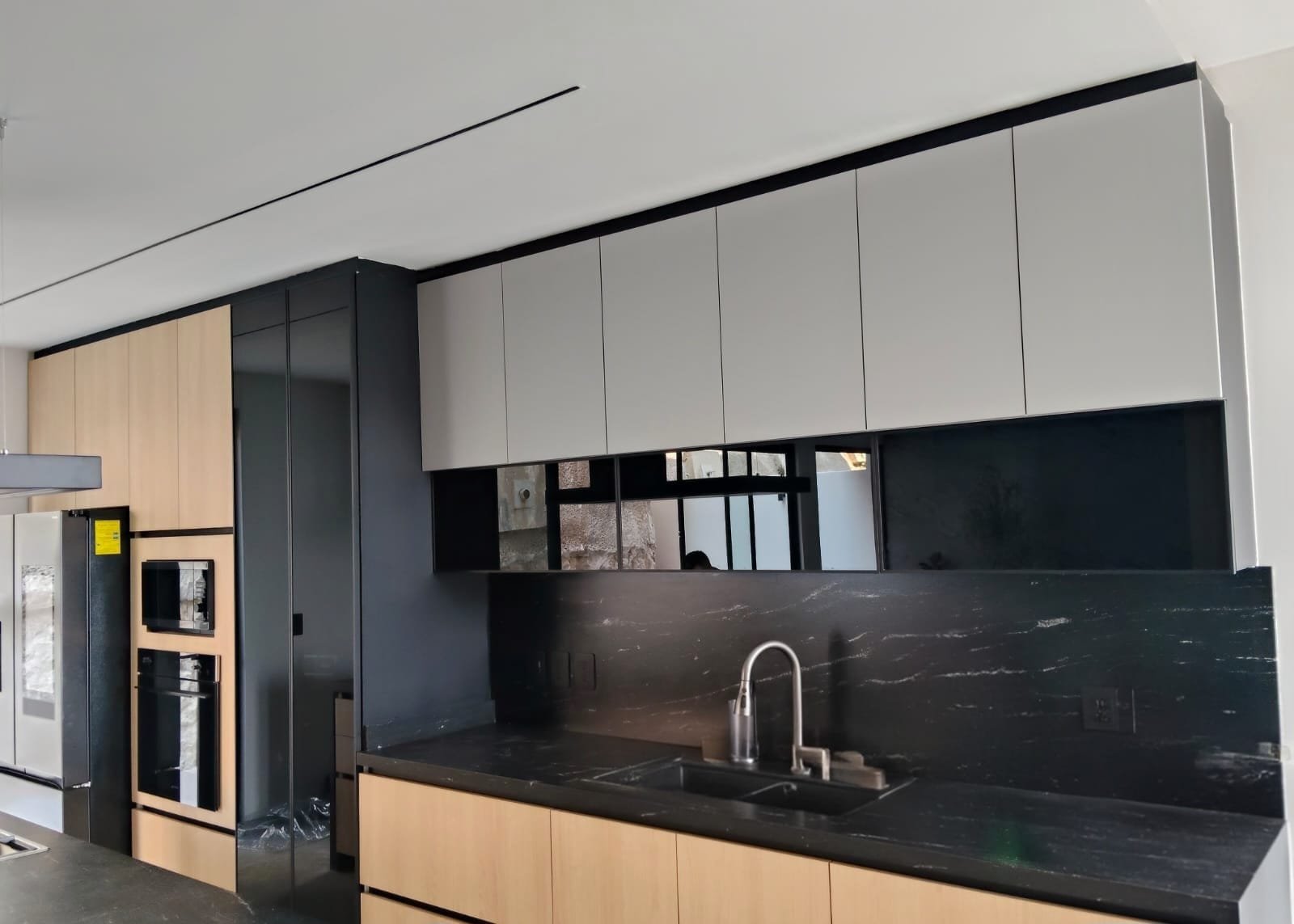 Cocina negra en showroom