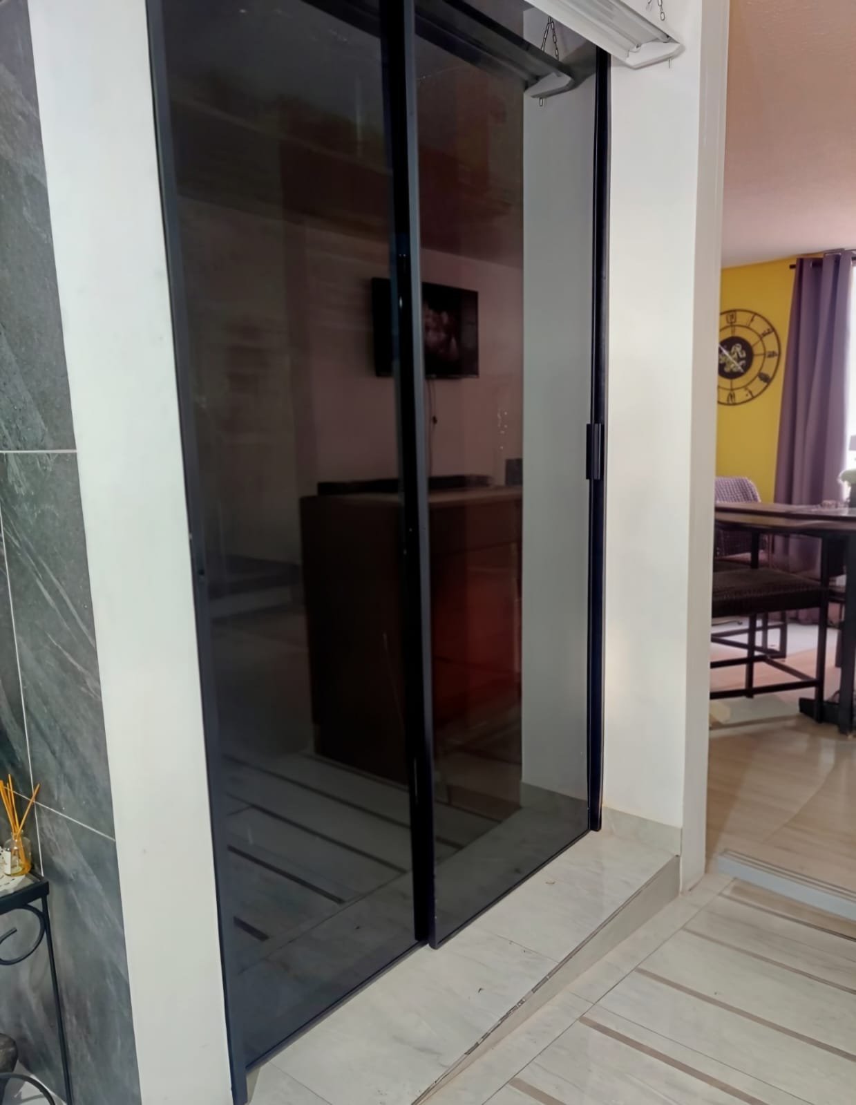 Puertas de aluminio color humo plus